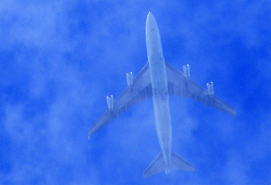2010-04-ccja-Überflieger im Morgennebel