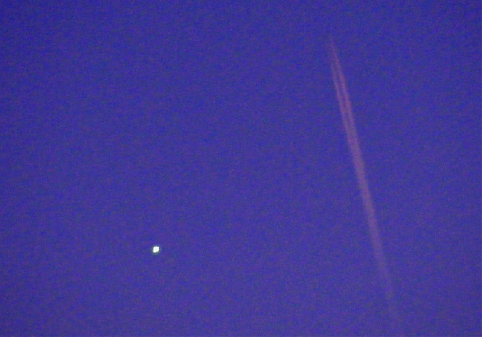 2010-05-hi-Venus und Überflieger am Abendhimmel