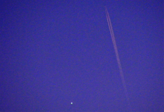 2010-05-hia-Venus und Überflieger am Abendhimmel