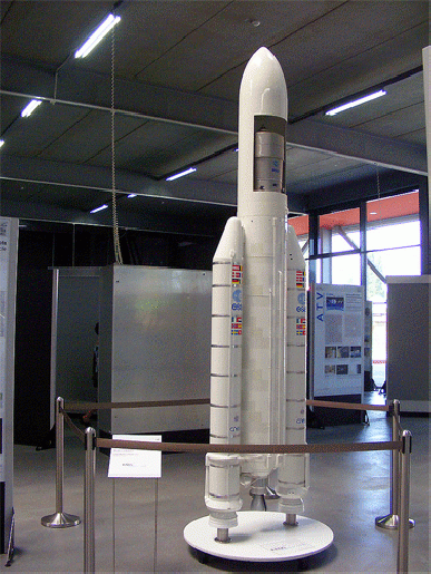 2010-05-kn-Ariane-5-Raketenmodell - TMS