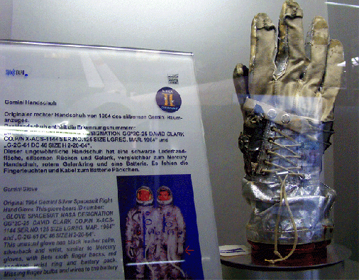 2010-05-koc-Gemini-Raumanzug-Handschuh - TMS