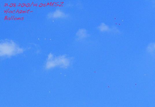 2010-08-dea-Hochzeitsballon als UFO-Formationsflug-Effekt u00fcber Odenwald