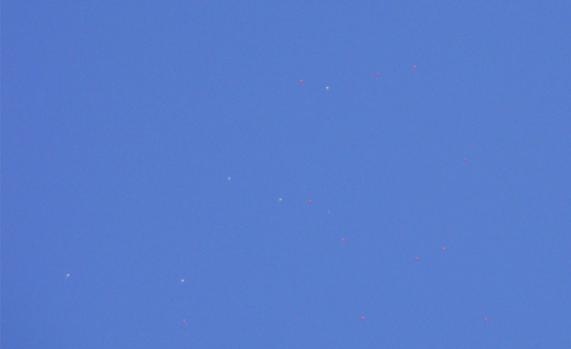 2010-08-del-Hochzeitsballons im Formationsflug