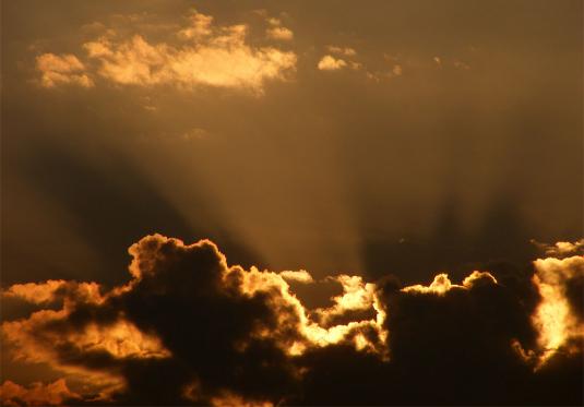 2010-09-azc-Sonnenuntergang mit Wolkenschatteneffekt