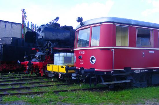 2010-09-cbga-Schnellzug-Lokomotive und VT-70921 Triebwagen