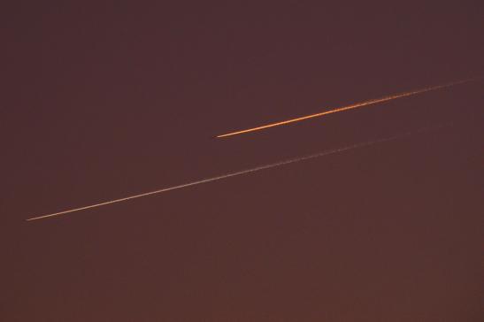 2011-03-aea-Kondensstreifen-Farbunterschiede durch unterschiedliche Flughu00f6hen bei Sonnenuntergang.