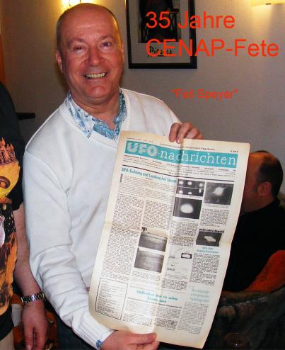 2011-03-dai-35 Jahre-Fete - Hansju00fcrgen mit UFO-Nachrichten-Test-Fall-Speyer-Schlagzeile von 1977 (siehe Timeline-1977)