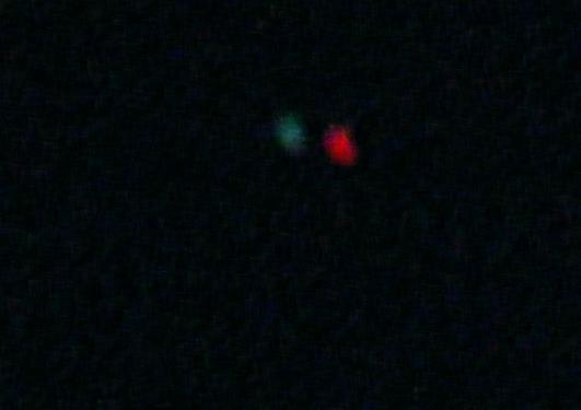 2011-04-fetb-Flugzeug-Ufoeffekt durch Zoom-Unschu00e4rfe in der Nacht