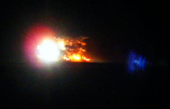 2011-04-fexa-Zoom-Unschu00e4rfe von Scheinwerfern und Lichtspindeleffekt durch Maislegemaschine in der Nacht
