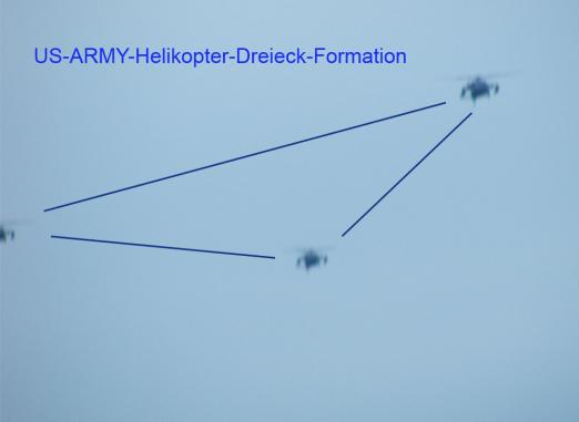 2011-07-hcc-US-ARMY-Helikopter-Formation am Abendhimmel - Nachtflu00fcge erfolgen in gleicher Formation