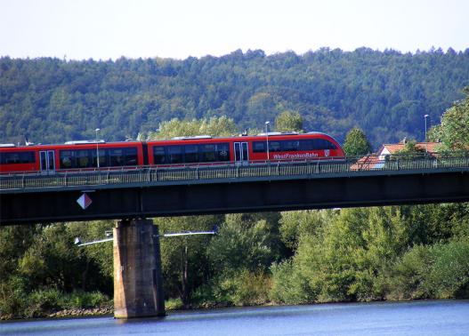 2011-09-de-Westfrankenbahn auf Mainbru00fccke bei Wu00f6rth