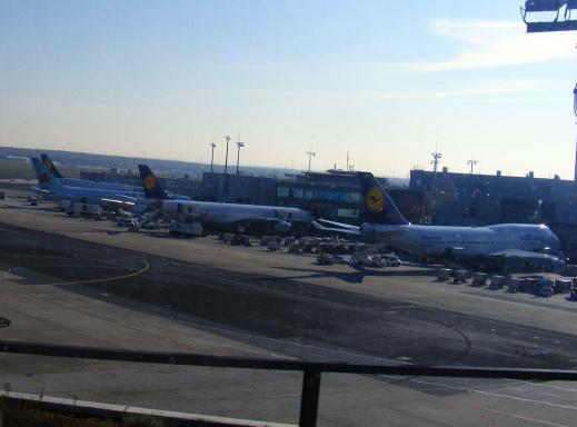 2011-11-aec-Lufthansa-Airbus-A-340 und Boeing-B-747-400 - Flughafen Frankfurt