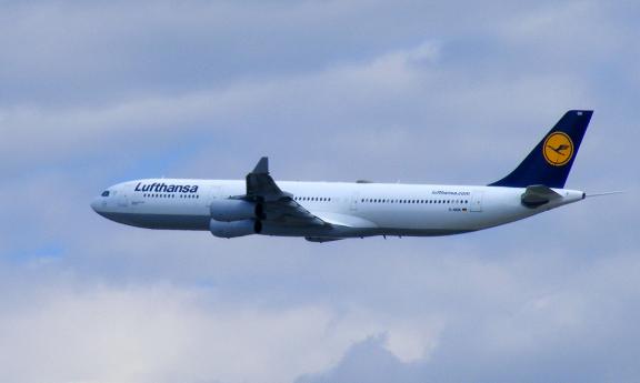 2012-05-gia-Lufthansa Airbus-A-340