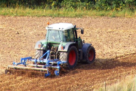 2012-07-eq-Traktor beim Pflu00fcgen - Odenwald