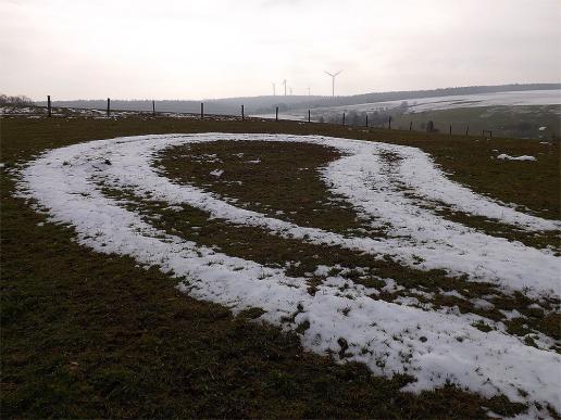 2013-03-aeaa-Schnee-Kreis durch festgefahrene Traktor-Spur auf Wiese