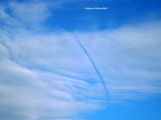 2014-08-bza-Kondensstreifeneffekt durch Wolke