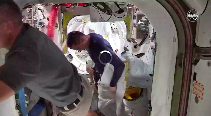 2020-06-iss-spacewalk65-au