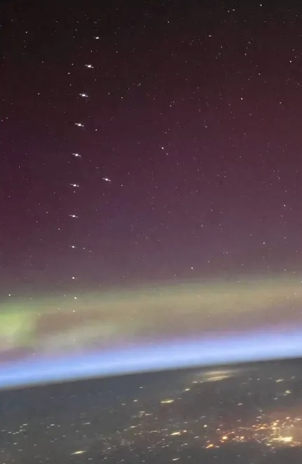 2025-10-iss-starlink-satelliten-blick-a