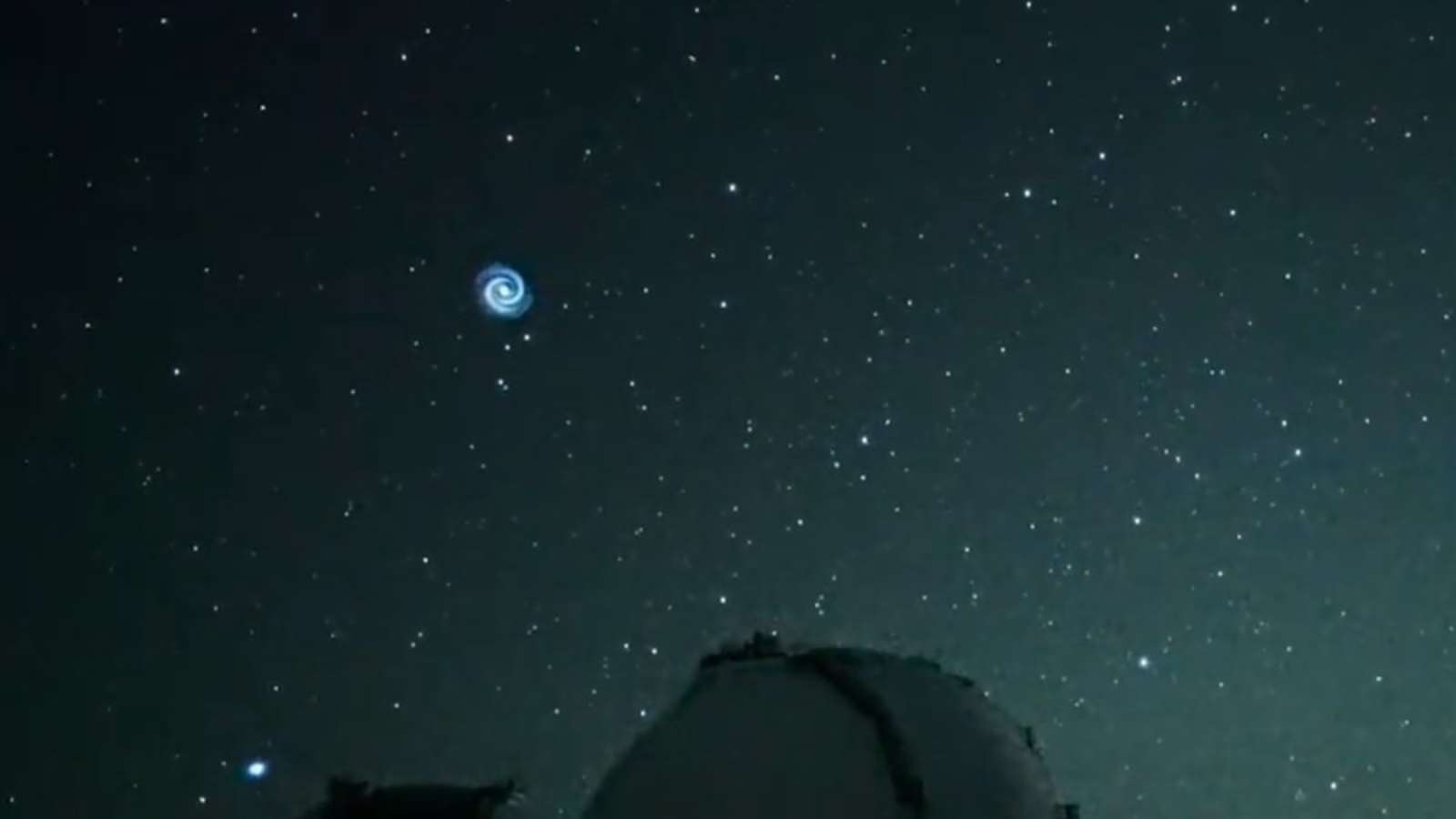 30760659-am-himmel-ueber-dem-subaru-teleskop-auf-hawaii-ist-eine-mysterioese-blaue-spirale-zu-sehen-