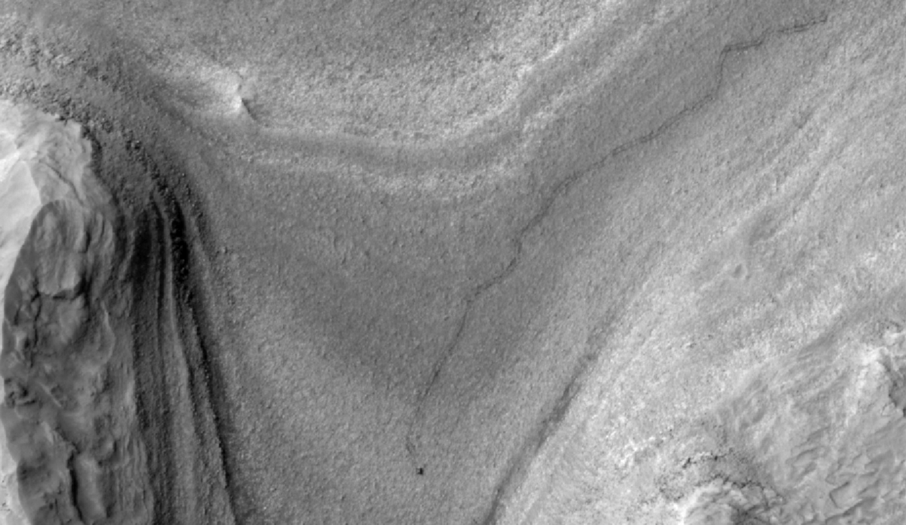 1-pia26553-hirise-views-curiosity-during-a-drwidth-1320