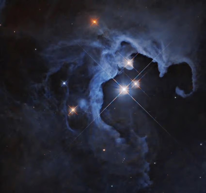 850-triple-star-system-hubble