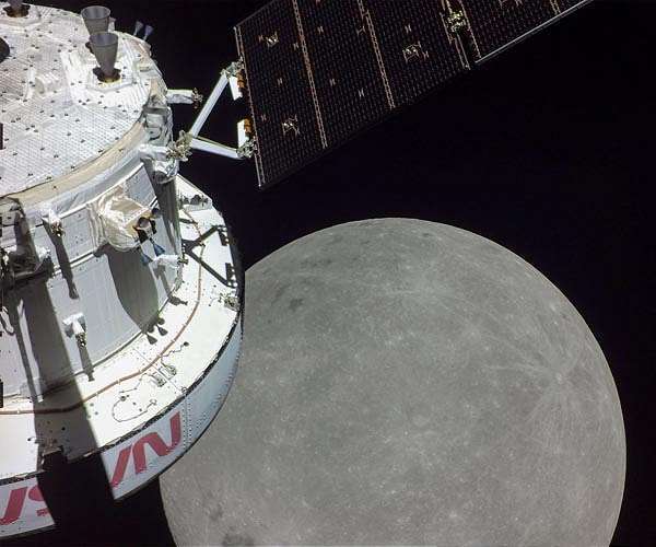 artemis-orion-lunar-flyby-1-moon-hg