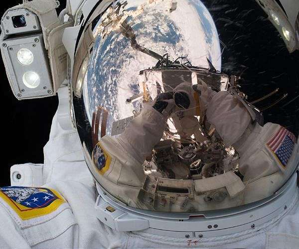 astronaut-helmet-canada-arm-iss-spacewalk-repair-hg