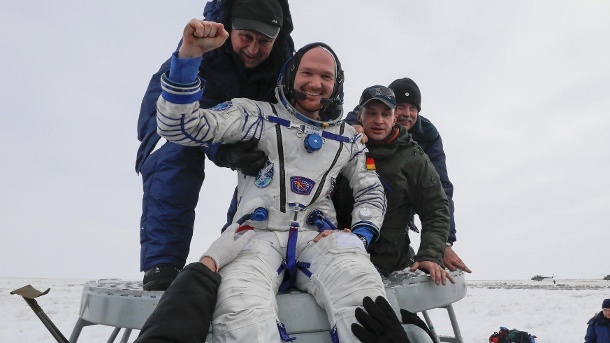 alexander-gerst-kurz-nach-der-landung-in-kasachstan-der-deutsche-astronaut-ist-zurueck-auf-der-erde-