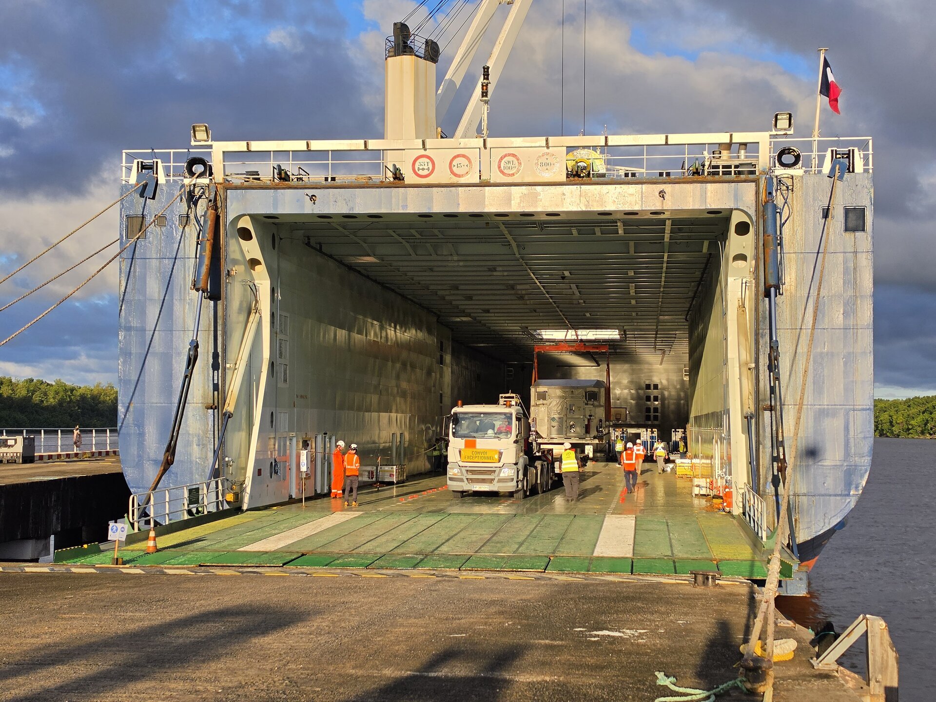 arrival-of-mtg-i2-by-boat-at-europe-s-spaceport-pillars