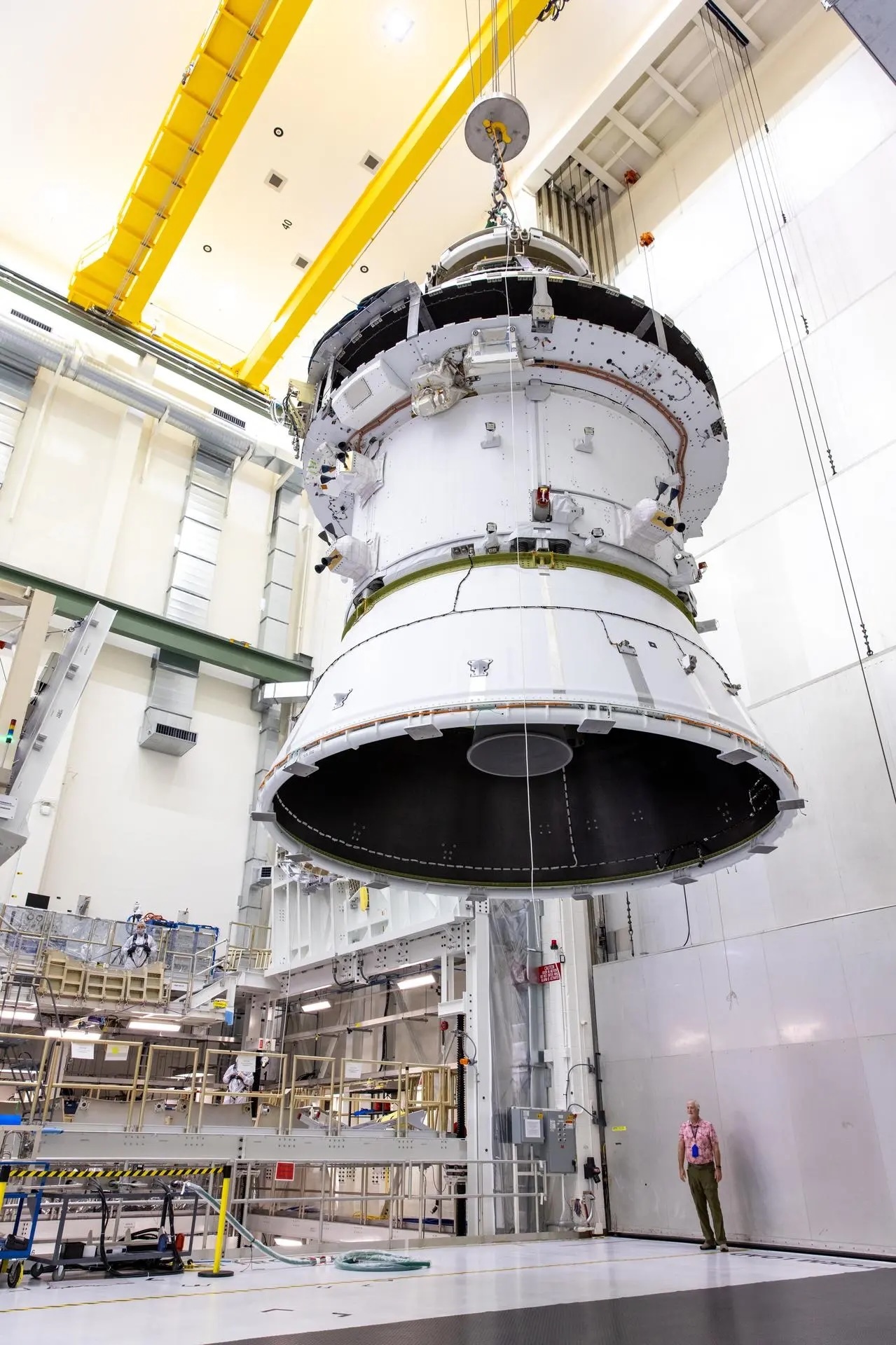 artemis-ii-orion-lift-to-vac-chamber