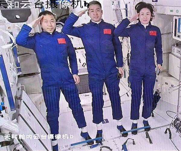 china-shenzhou-14-crew-first-salute-cai-xuzhe-liu-yang-chen-dong-tiangong-space-station-hg