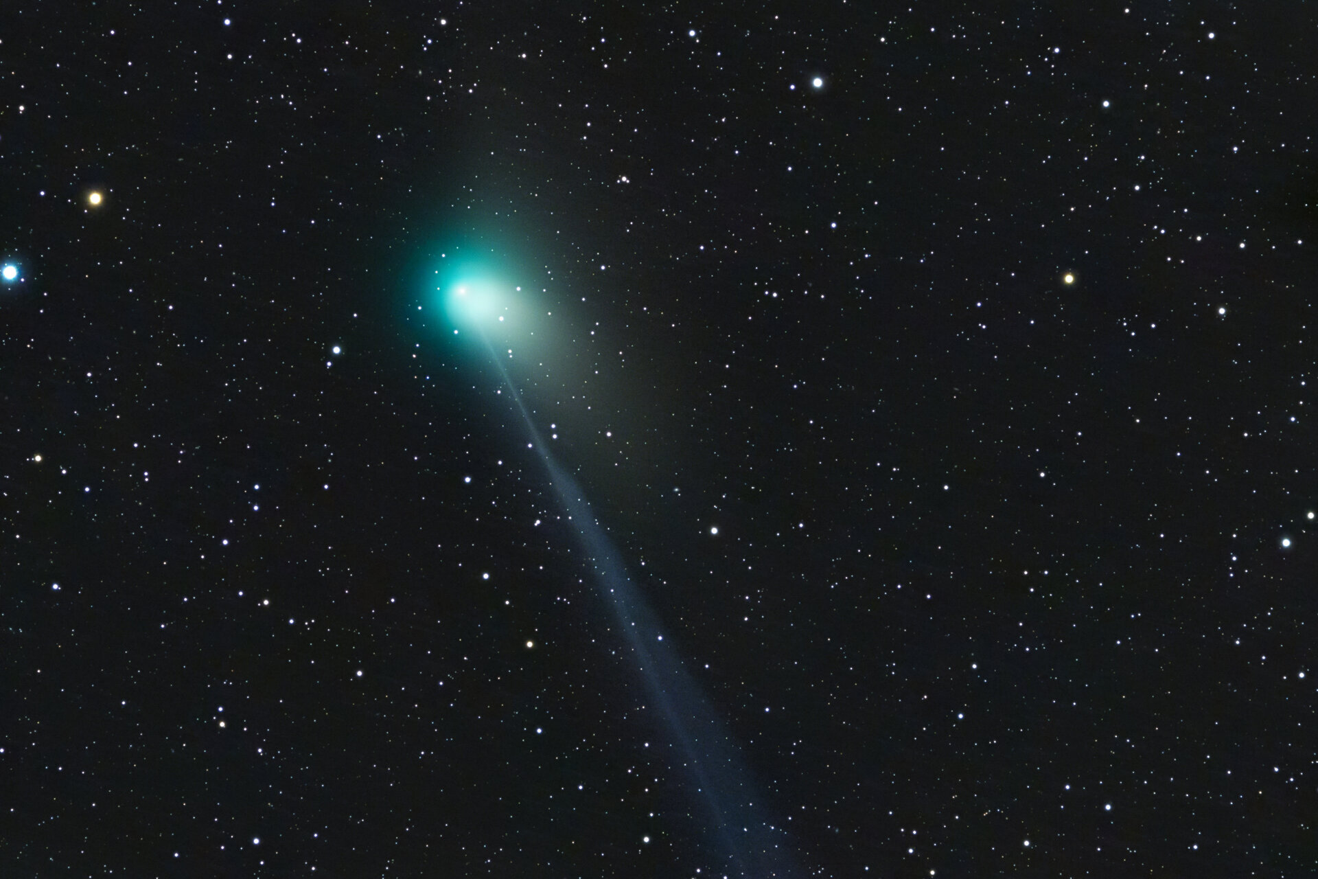 comet-ztf-and-its-apparent-three-tails-pillars