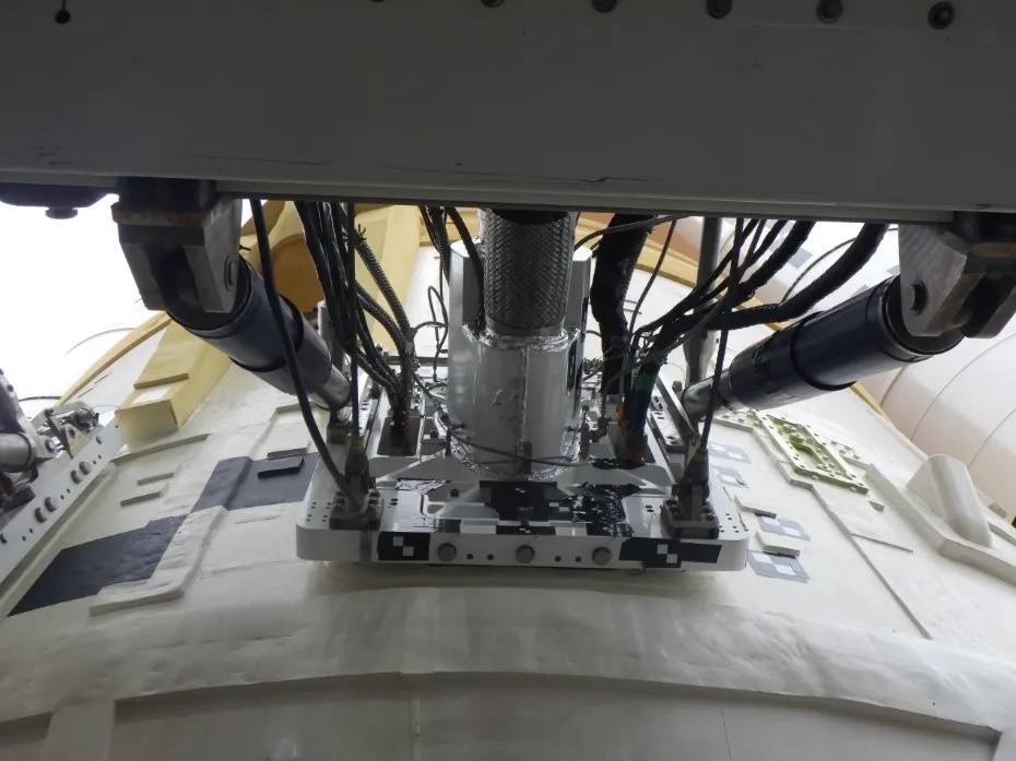 core-stage-liquid-hydrogen-tail-service-mast-umbilical