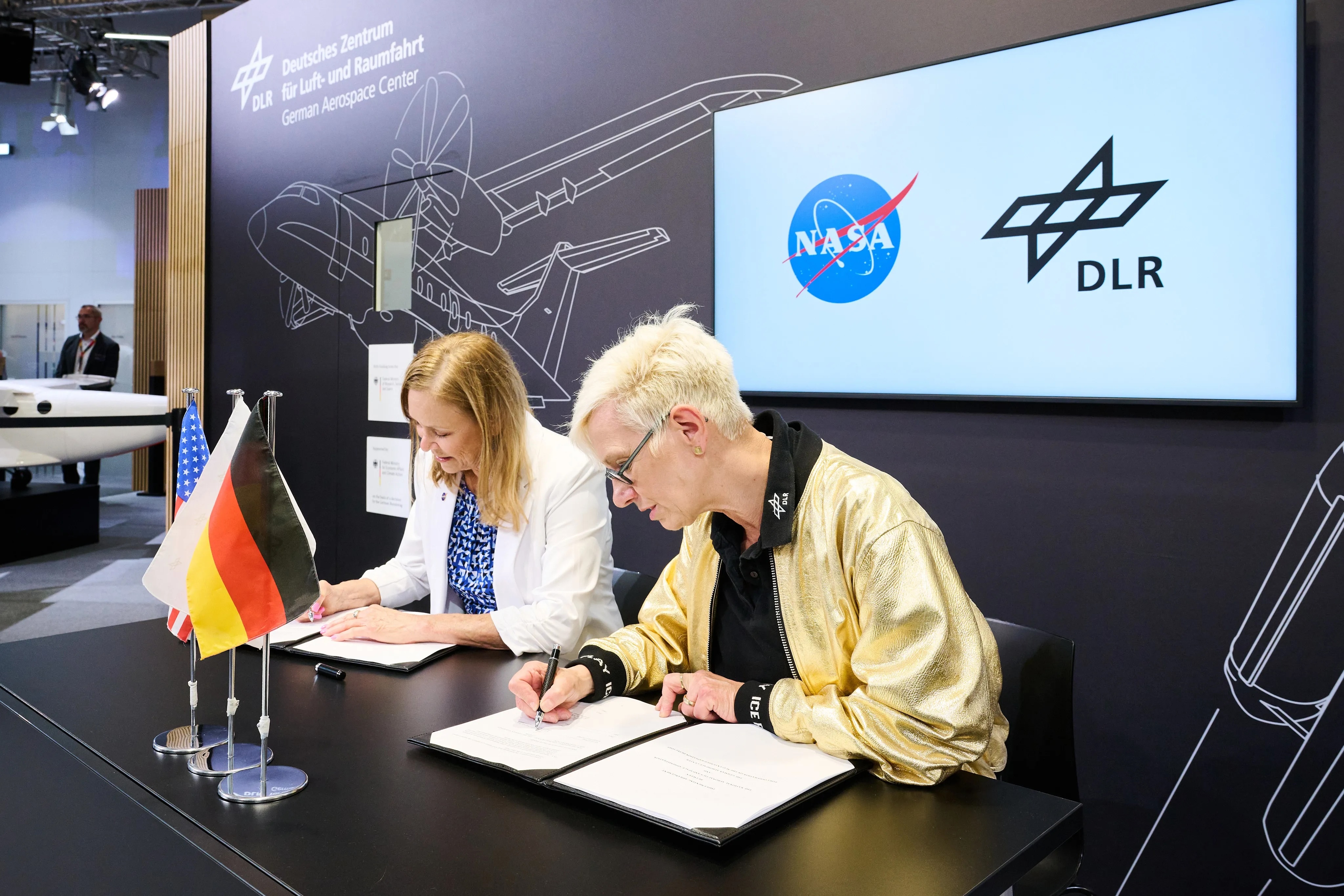 dlr-signing-for-release