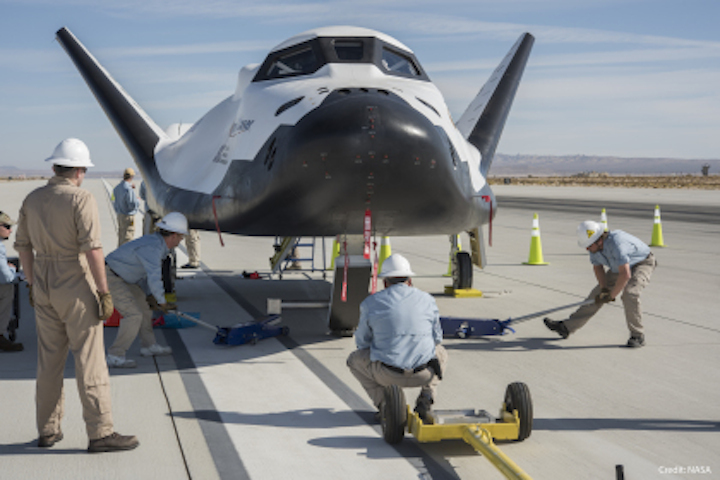 dream-chaser-crew-secures-vehi
