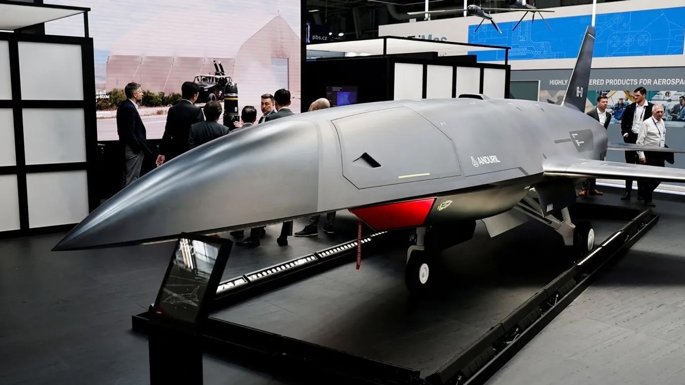 eine-fury-drone-der-us-firma-adruil-bei-der-flugschau-in-paris-sie-soll-kampfjets-begleiten-koennen