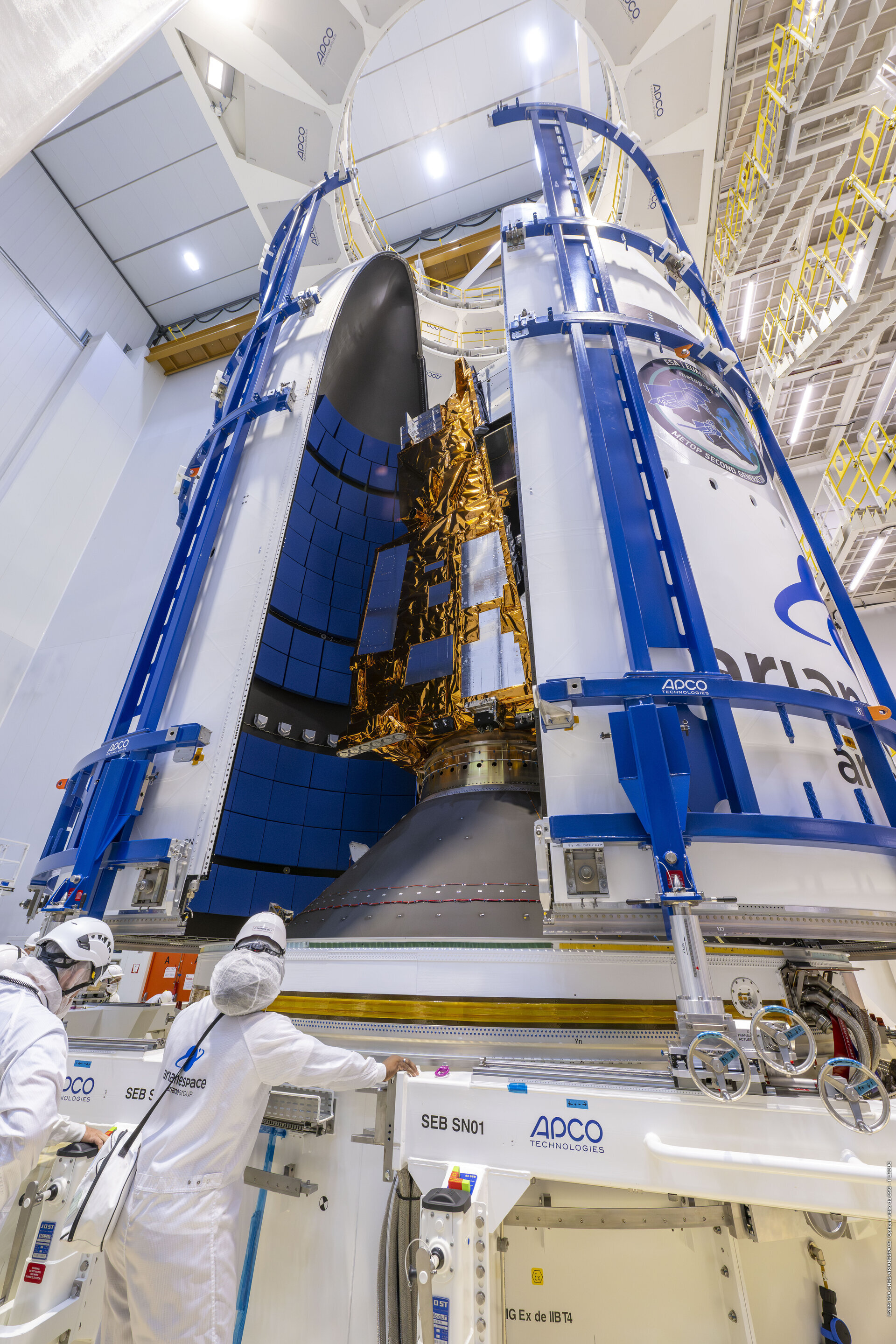 encapsulating-metop-sg-a1-satellite-in-ariane-6-fairing-pillars