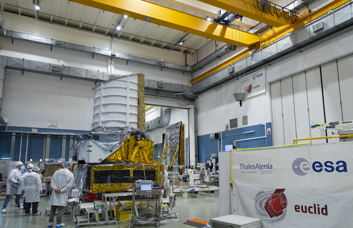 esa-thales-alenia-space-and-airbus-engineers-attach-euclid-s-payload-and-service-modules-1170x755