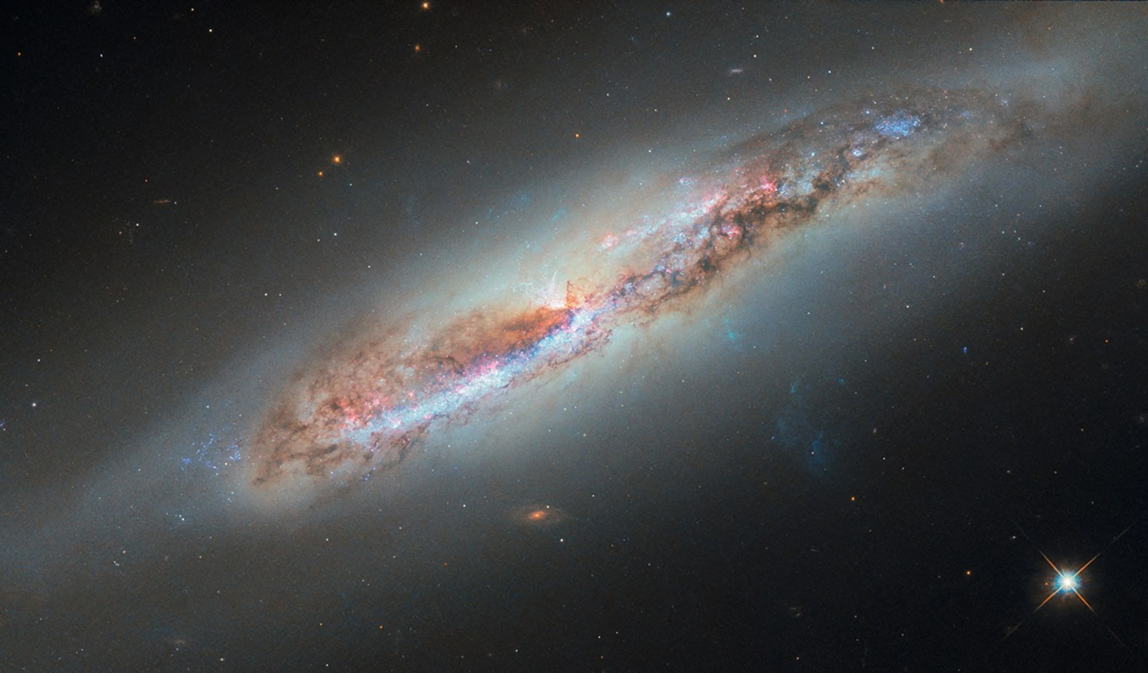hubble-ngc4388-potw2550a
