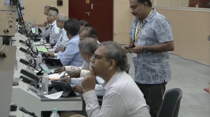 isro-lvm3-m6-launch-ad