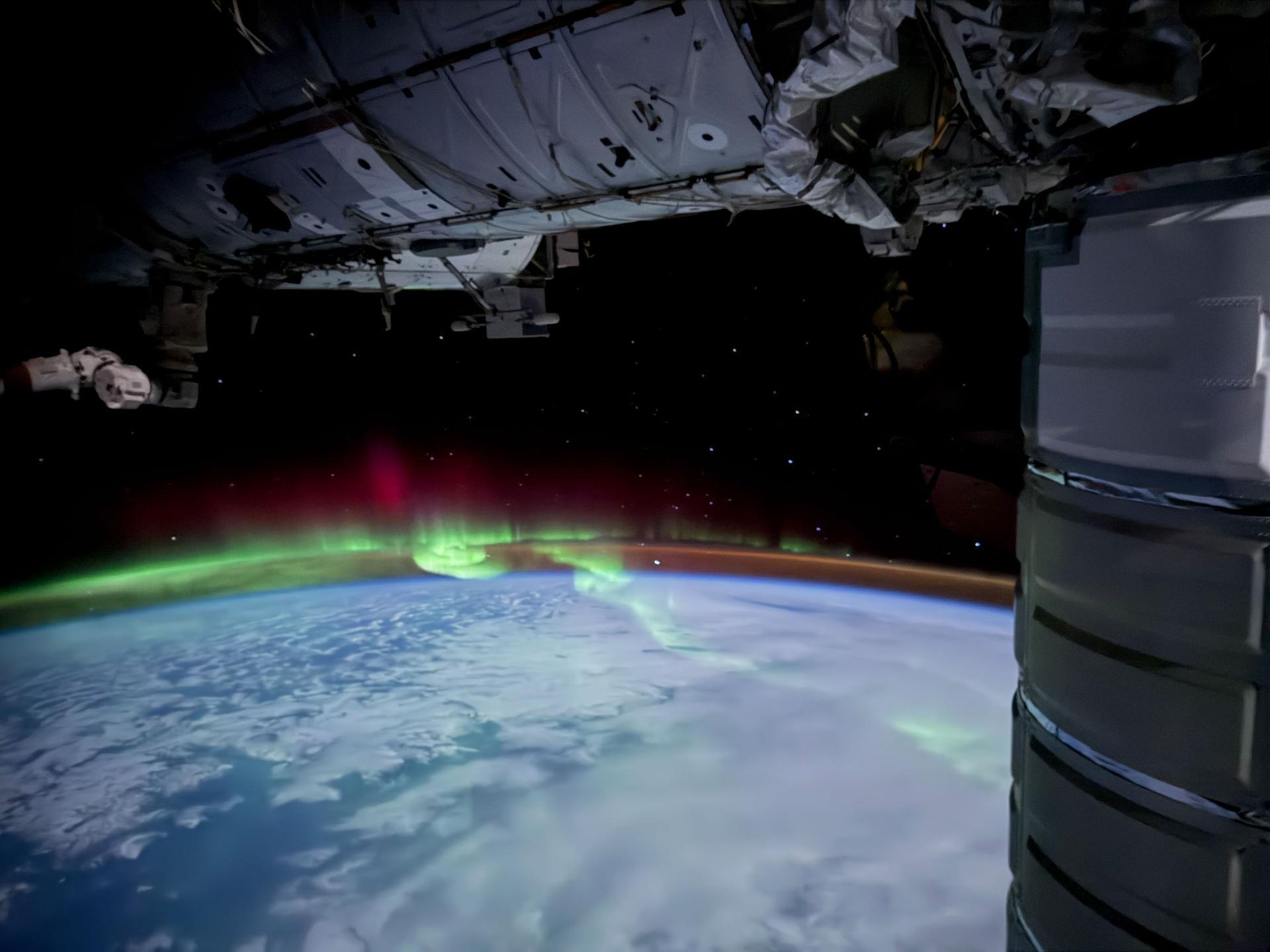 iss074e0814088large