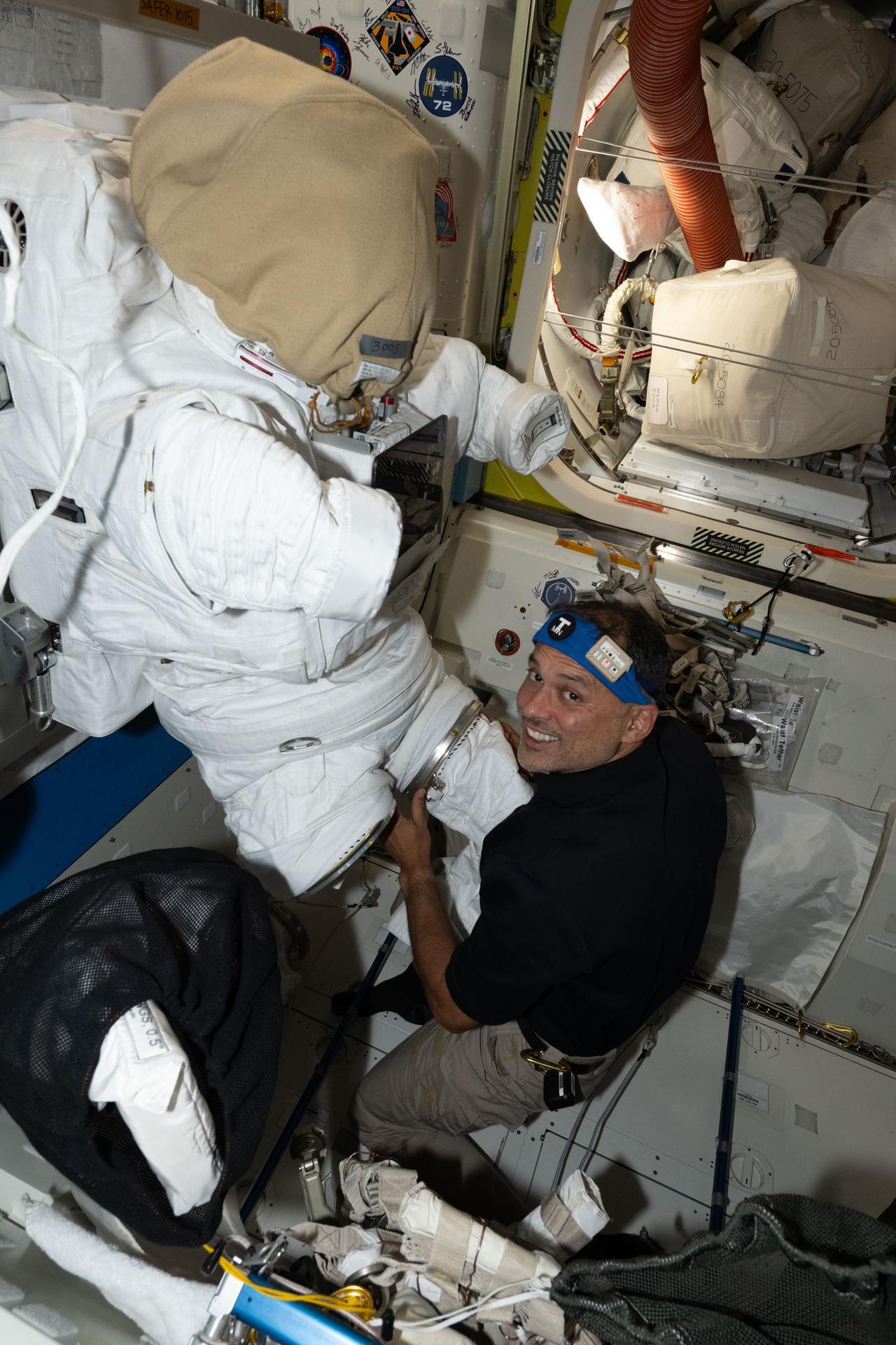 iss074e0814453large