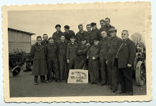 032-LANZ-Lager-Mannschaft mit Ludwig Ühlein (1.v.R.) -Wien-Lobau 1941