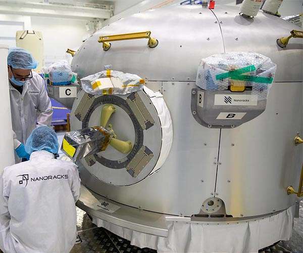 nanoracks-team-prepares-bishop-airlock-for-iss-hg