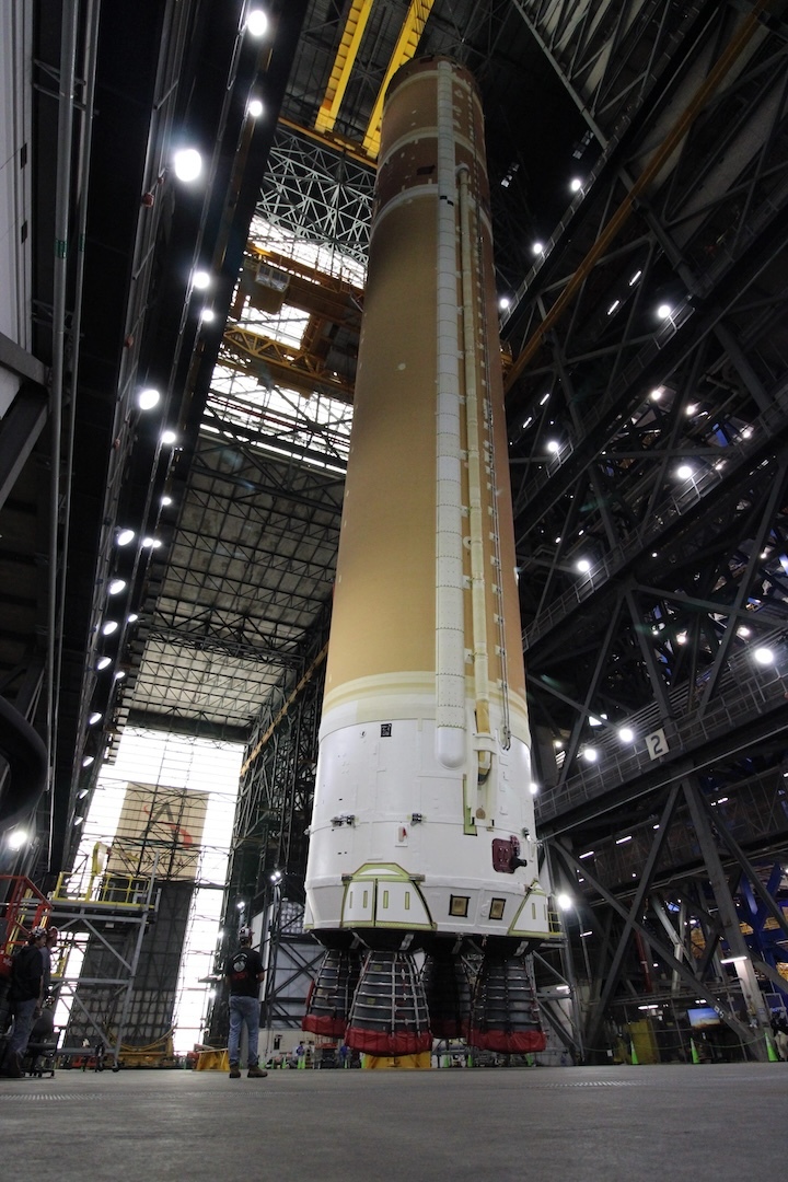 nasa-sls-core-stage-vertical-rotated