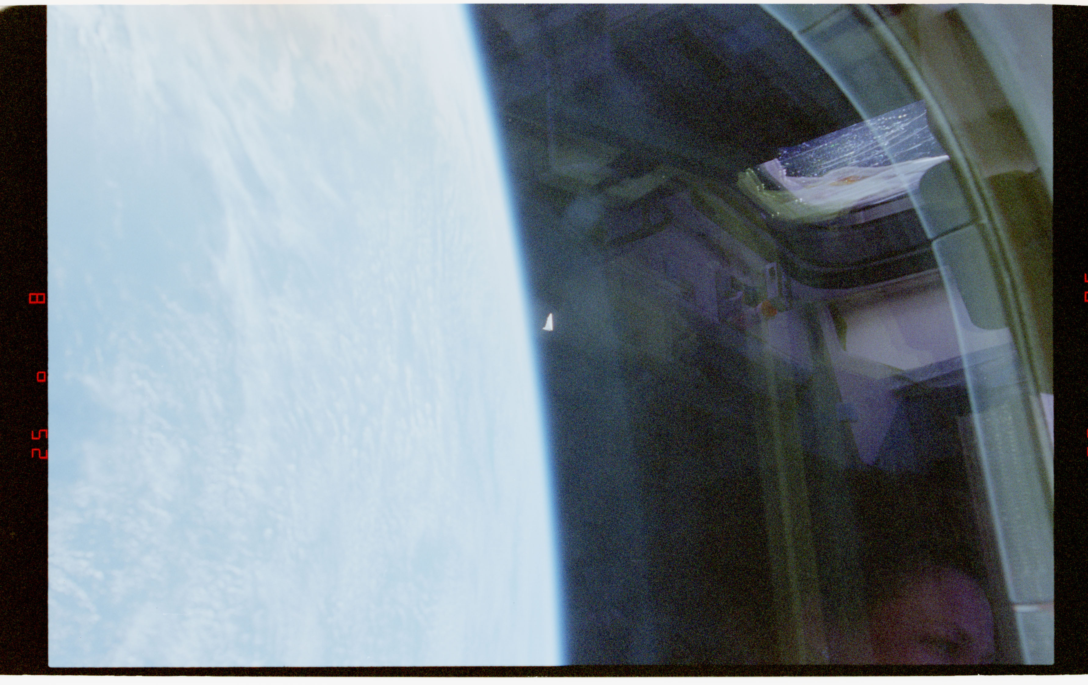 nasa-uap-d031-sts-80-unidentified-object-image2-1996