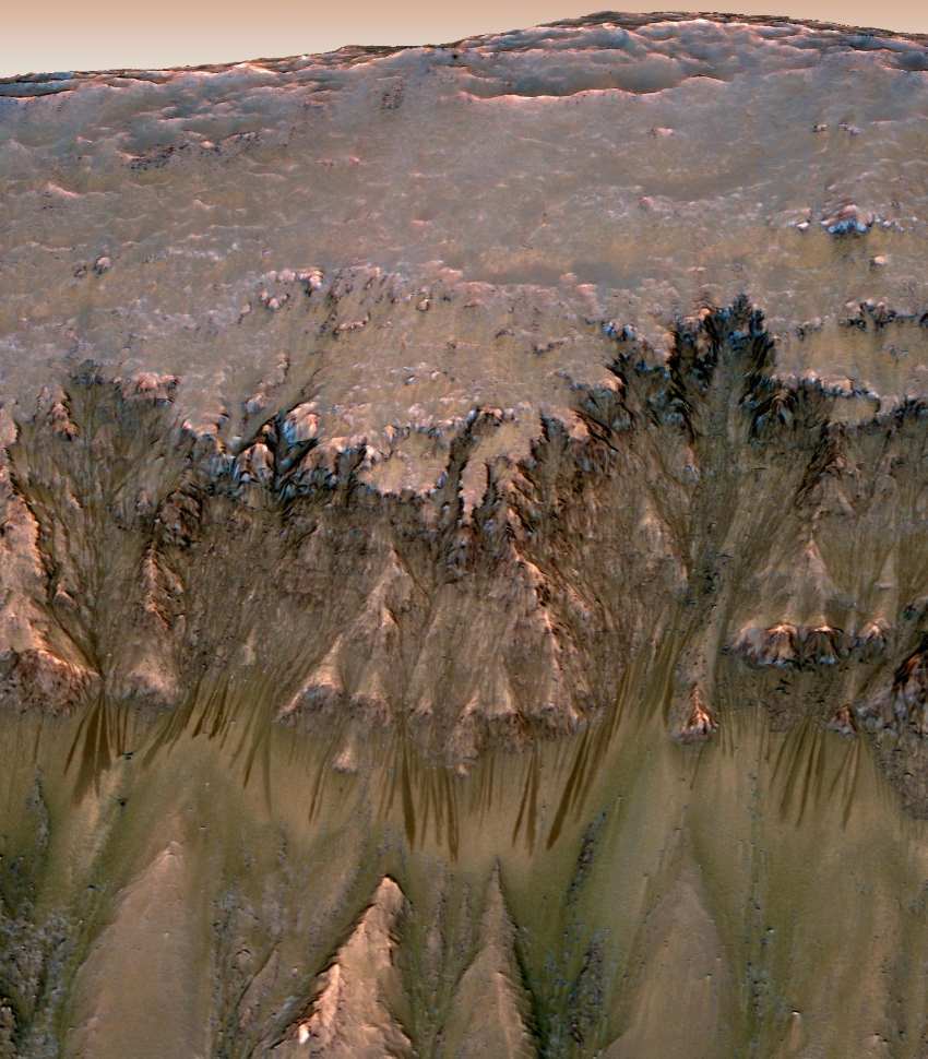 oblique-view-of-warm-season-flows-in-newton-crater-850