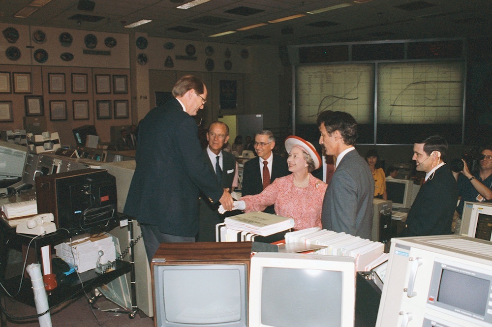 queen-elizabeth-ii-toured-mission-control-at-nasa-johnson-space-center-in-may-1991-nasa