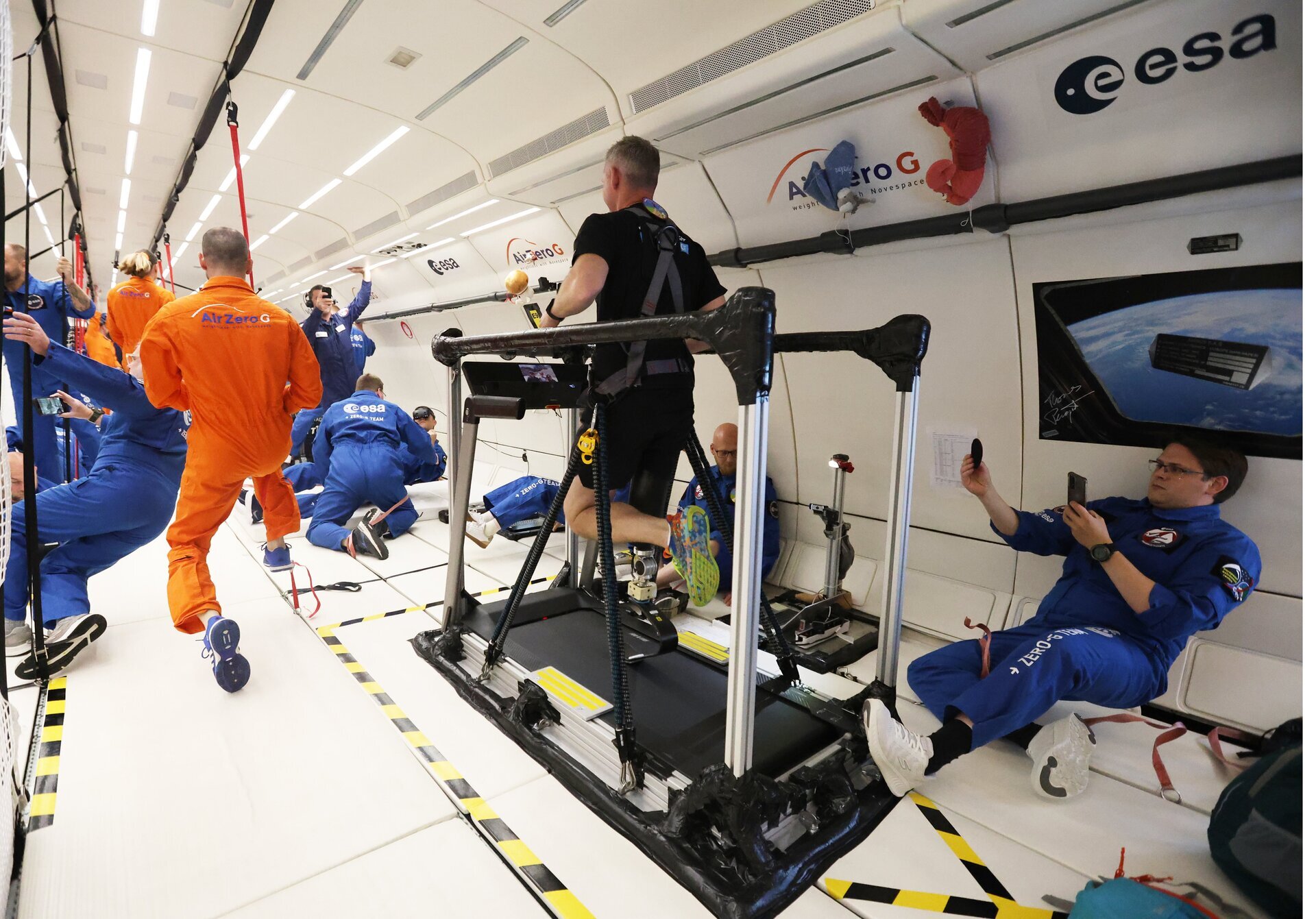 running-on-treadmill-during-parabolic-flight-pillars