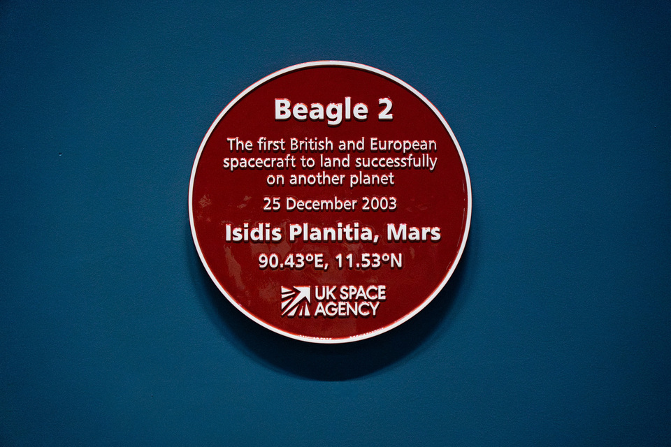 s960-nsc-070626-beagle-2-plaque-7